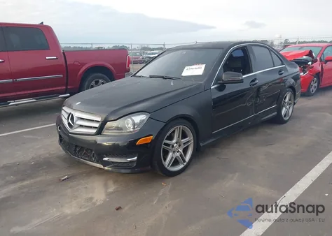 2013 Mercedes-Benz C 250 Sport z USA, uszkodzony, nr VIN WDDGF4HB5DG128991